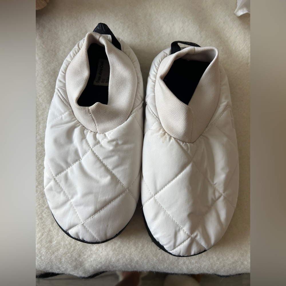Frank & Oak Puffer SlippersSize M (fits size 7-9 women’s)White